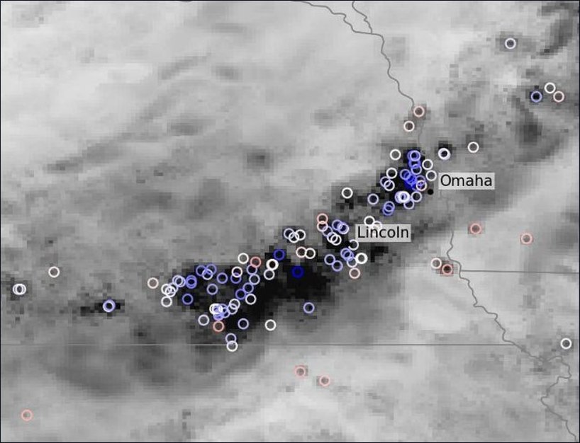 RE-FOCUS's rebuilt night: a dark band of damaging gusts from south-west of Lincoln to Omaha, with the storm reports sitting inside it